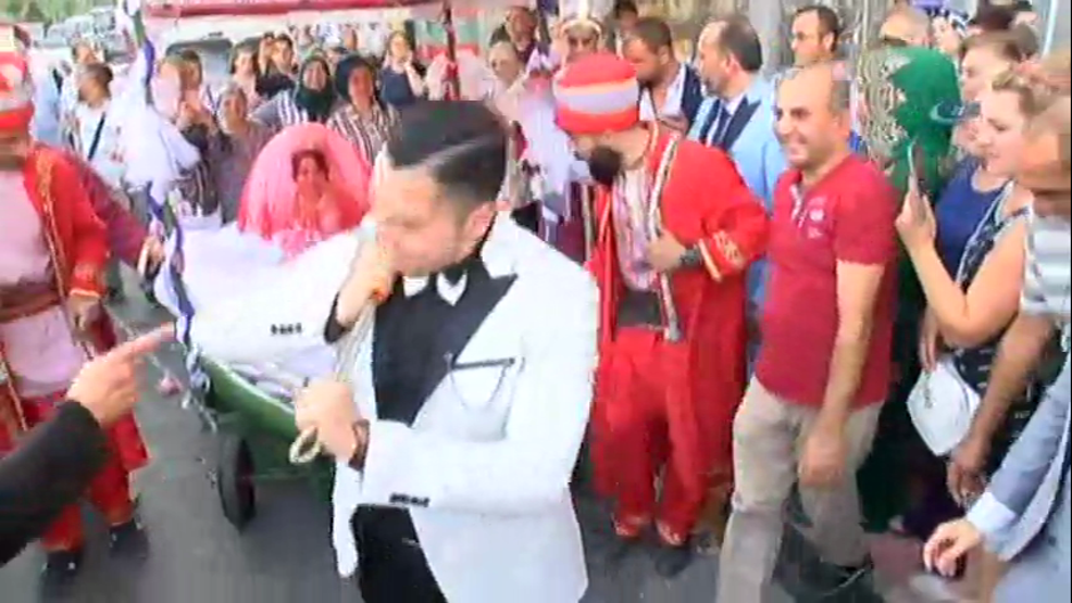 Bu kentte deniz yok ama... Gelini kayıkla aldı