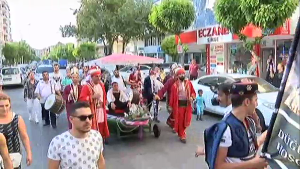 Bu kentte deniz yok ama... Gelini kayıkla aldı