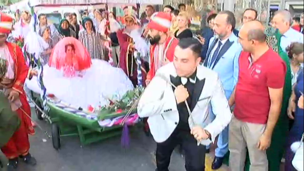 Bu kentte deniz yok ama... Gelini kayıkla aldı