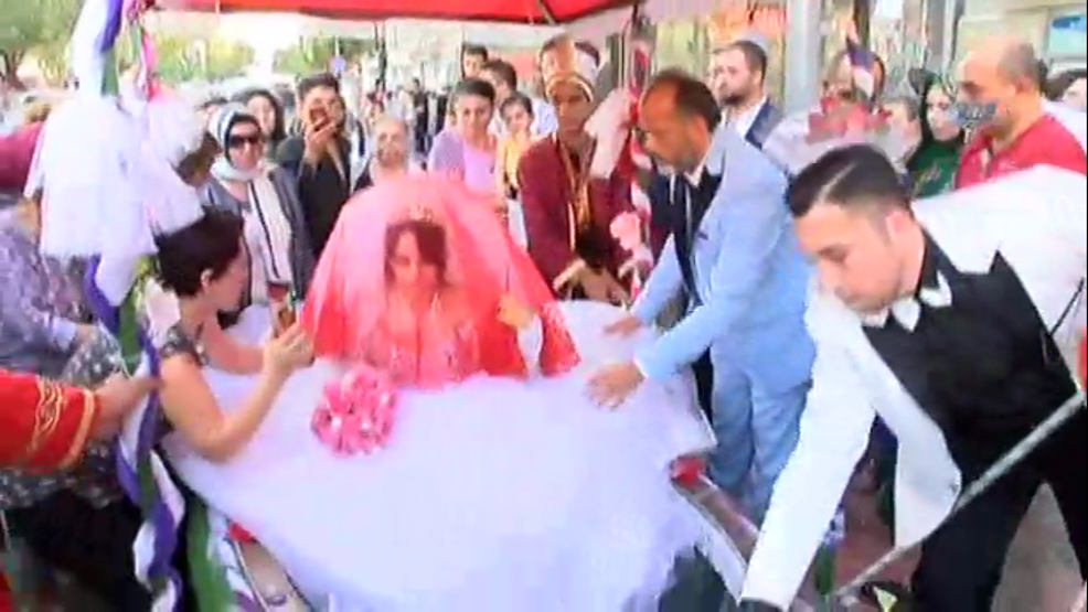 Bu kentte deniz yok ama... Gelini kayıkla aldı
