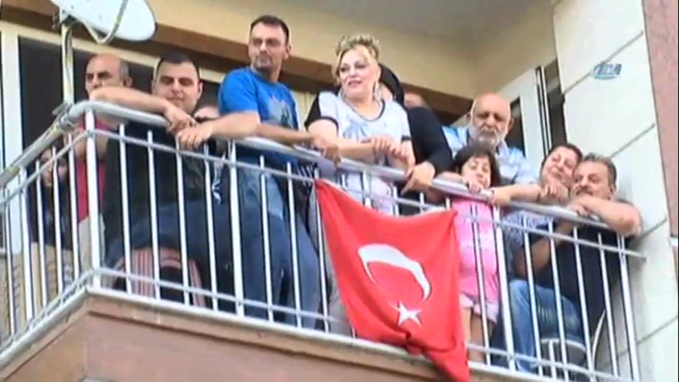 Bu kentte deniz yok ama... Gelini kayıkla aldı