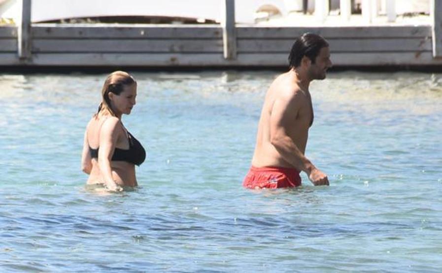 Canan Ergüder ve Kenan Ece halk plajında