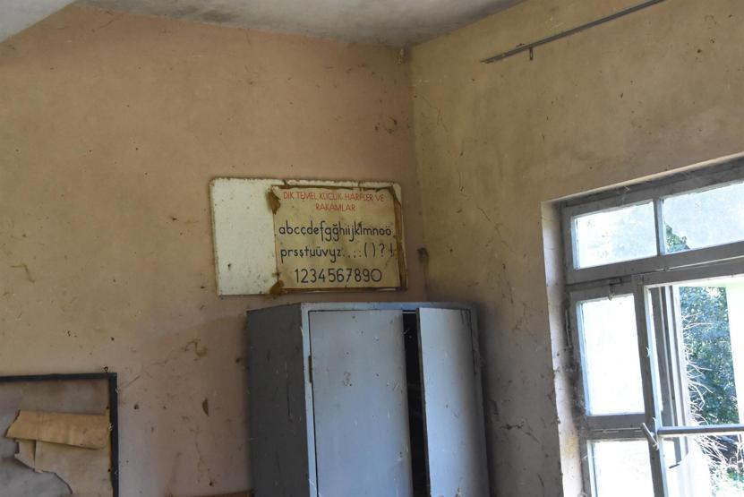 Köy okulları samanlık oldu