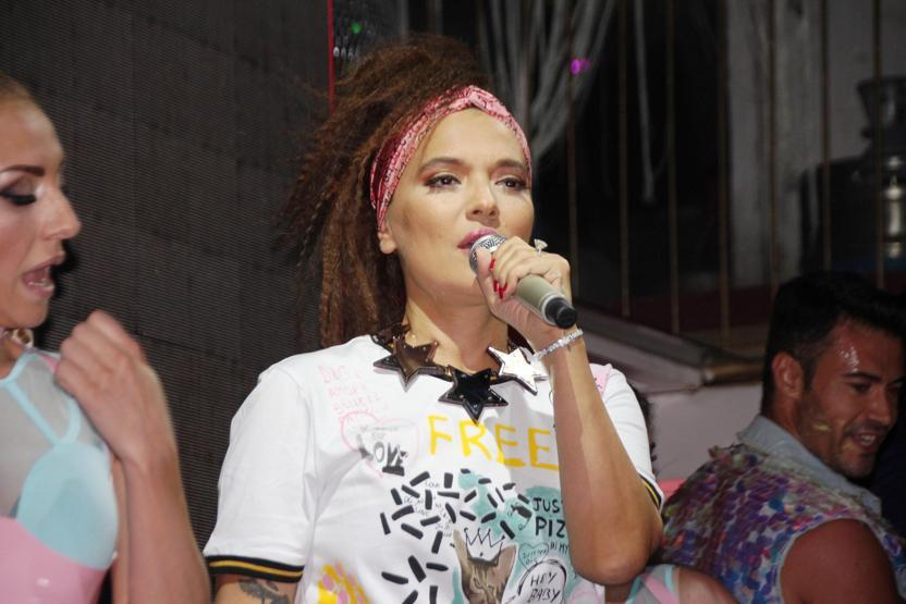 Transparandan bıktım dedi, spor kıyafetle konser verdi