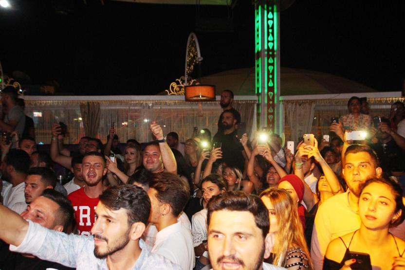 Transparandan bıktım dedi, spor kıyafetle konser verdi