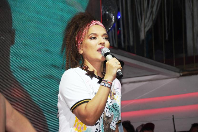Transparandan bıktım dedi, spor kıyafetle konser verdi