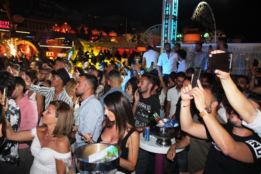 Transparandan bıktım dedi, spor kıyafetle konser verdi