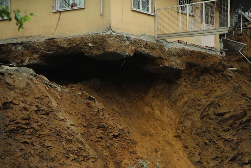 İşte çöken bina
