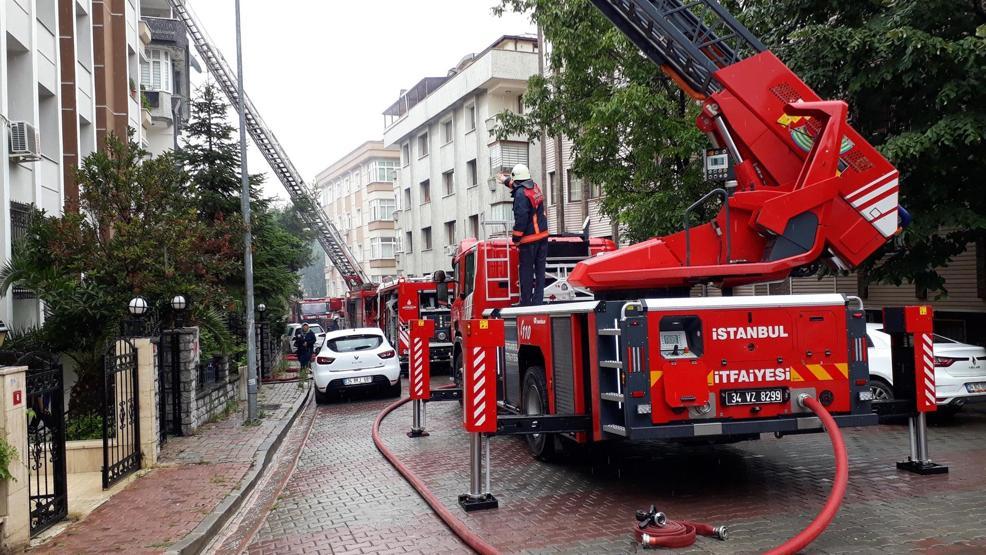 Apartmanın çatısındaki yangın büyük korkuya neden oldu