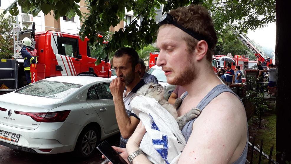 Apartmanın çatısındaki yangın büyük korkuya neden oldu