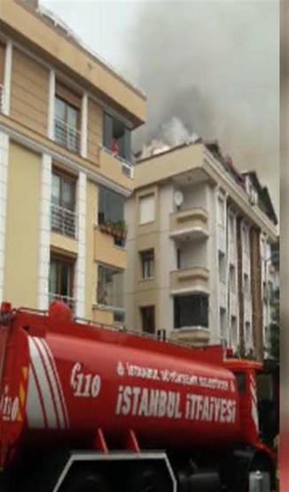 Apartmanın çatısındaki yangın büyük korkuya neden oldu