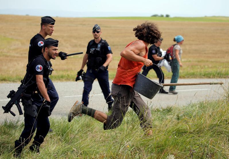 Fransa Bisiklet Turunda inanılmaz olay: Barikat kurup hayvanları yola saldılar