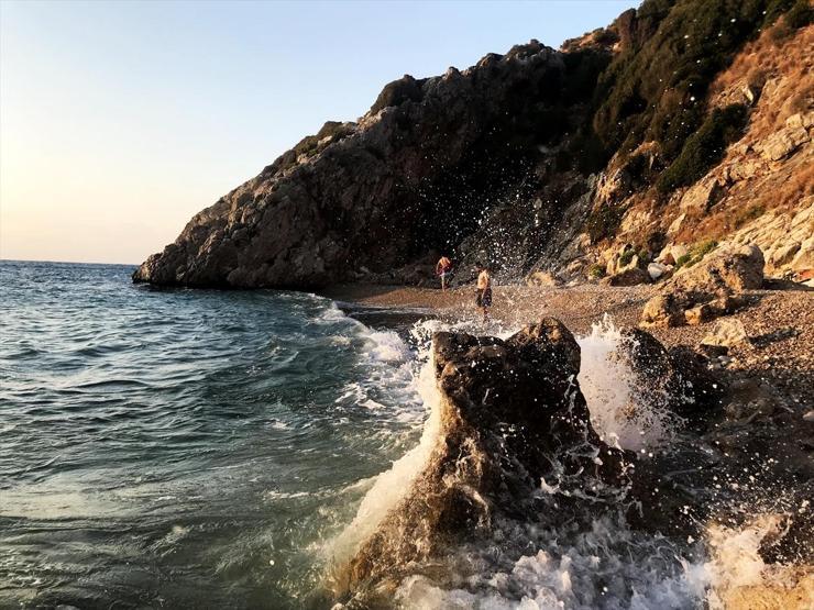 Korsanların saklandığı koy ilgi odağı oldu