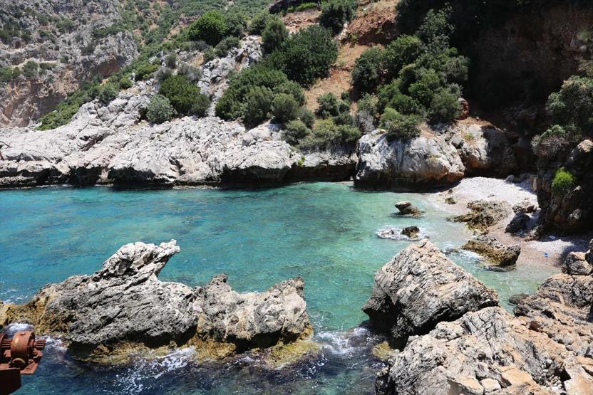 Korsanların saklandığı koy ilgi odağı oldu