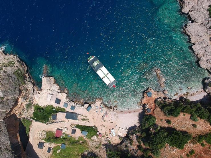 Korsanların saklandığı koy ilgi odağı oldu