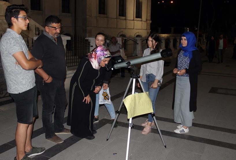 Kanlı Ay tutulmasını fırsata çevirdi