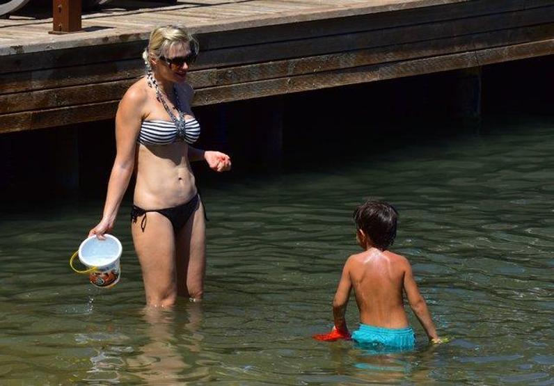 Seçkin Piriler arkadaşı Meral Kaplan ile Bodrumda