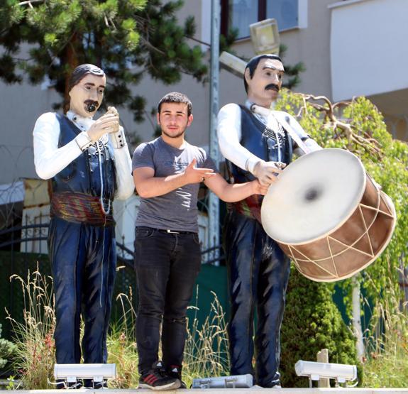 Dadaş Bar Ekibi heykelinin zurnası ve tokmağı kayıp