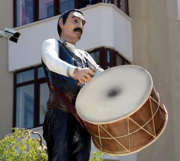 Dadaş Bar Ekibi heykelinin zurnası ve tokmağı kayıp