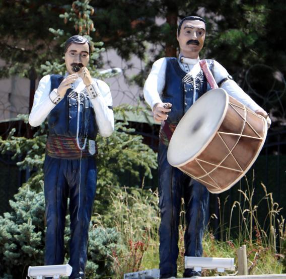 Dadaş Bar Ekibi heykelinin zurnası ve tokmağı kayıp