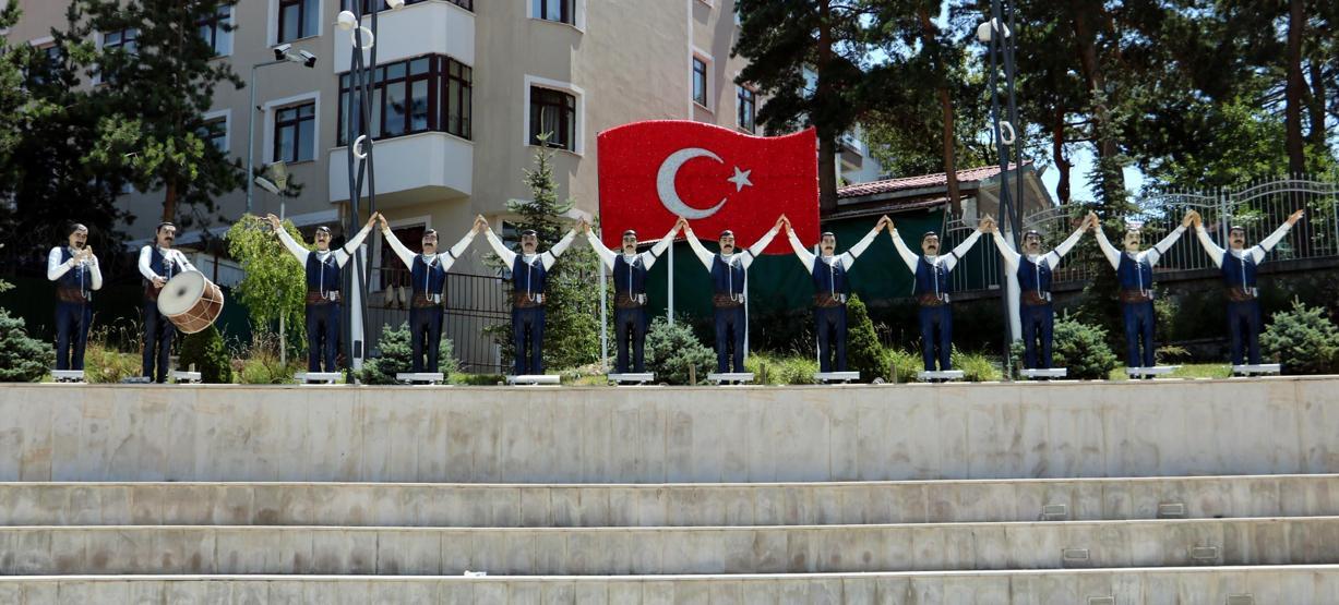 Dadaş Bar Ekibi heykelinin zurnası ve tokmağı kayıp