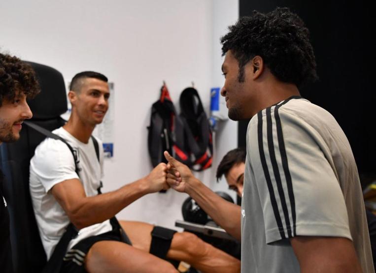 Ronaldo yeni takım arkadaşlarıyla tanıştı