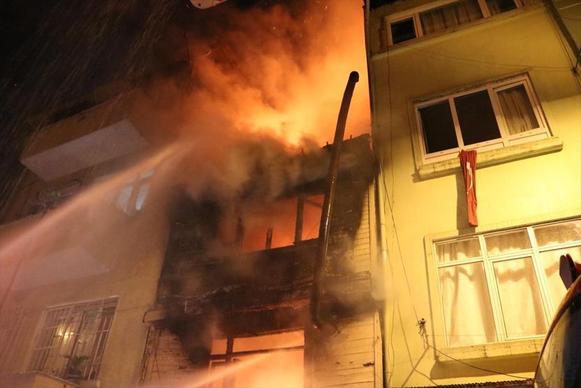 Beyoğlunda yangın: Ahşap bina kullanılamaz hale geldi