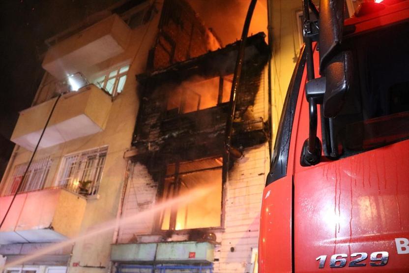 Beyoğlunda yangın: Ahşap bina kullanılamaz hale geldi
