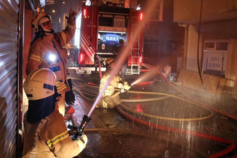 Beyoğlunda yangın: Ahşap bina kullanılamaz hale geldi