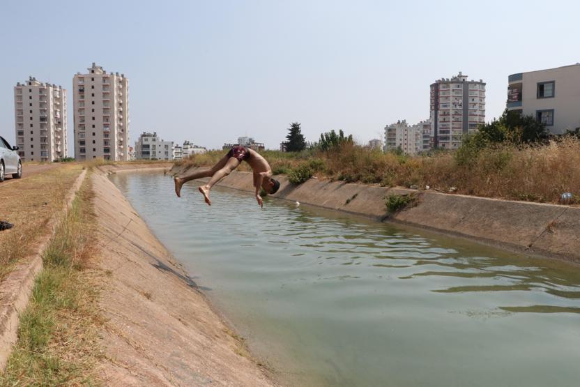 Sıcaktan bunalan çocuklar tehlikeye balıklama atlıyor