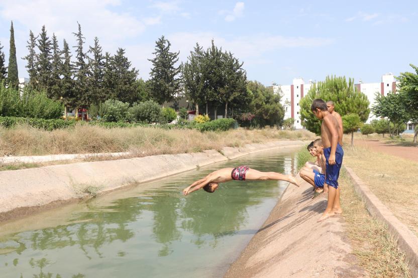 Sıcaktan bunalan çocuklar tehlikeye balıklama atlıyor