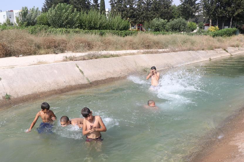 Sıcaktan bunalan çocuklar tehlikeye balıklama atlıyor