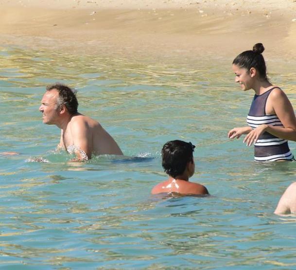 Engin Günaydın ile sevgilisi Çeşmede