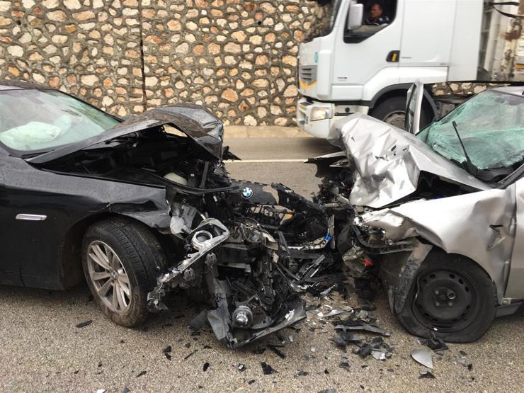 Afyonkarahisarda iki otomobil çarpıştı: 2 ölü, 5 yaralı