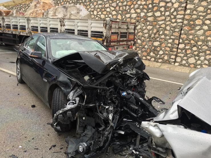 Afyonkarahisarda iki otomobil çarpıştı: 2 ölü, 5 yaralı