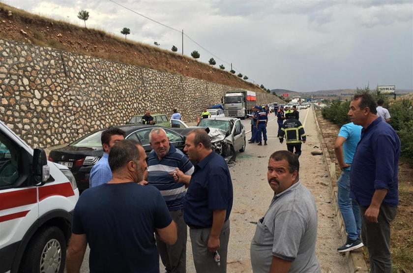 Afyonkarahisarda iki otomobil çarpıştı: 2 ölü, 5 yaralı