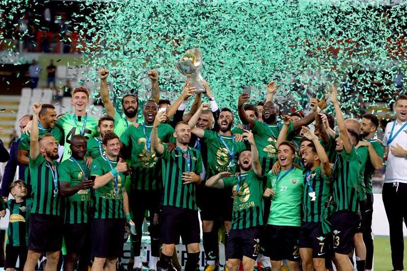 Akhisarspor kupayı kaldırdı
