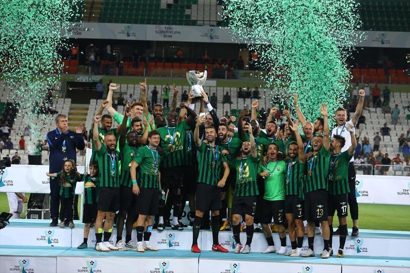 Akhisarspor kupayı kaldırdı