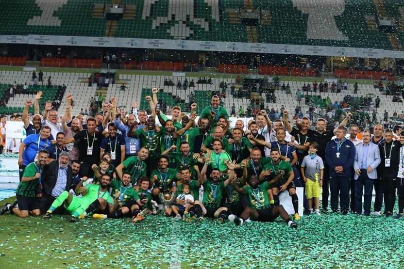 Akhisarspor kupayı kaldırdı