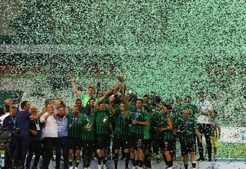 Akhisarspor kupayı kaldırdı