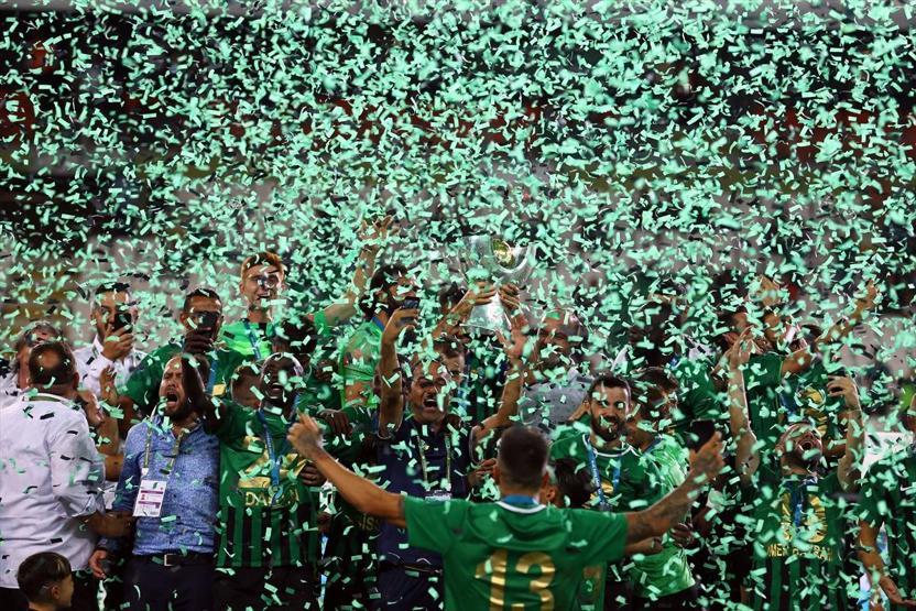 Akhisarspor kupayı kaldırdı