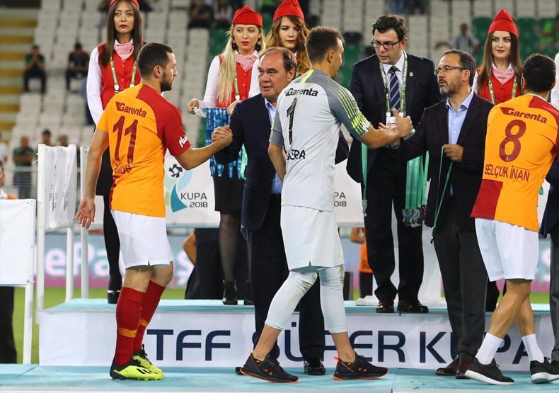 Akhisarspor kupayı kaldırdı