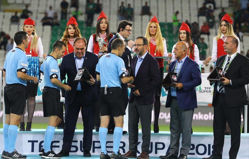 Akhisarspor kupayı kaldırdı