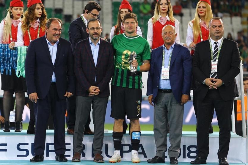 Akhisarspor kupayı kaldırdı