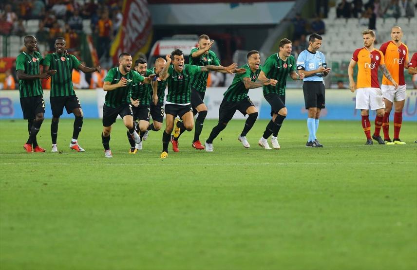 Akhisarspor kupayı kaldırdı