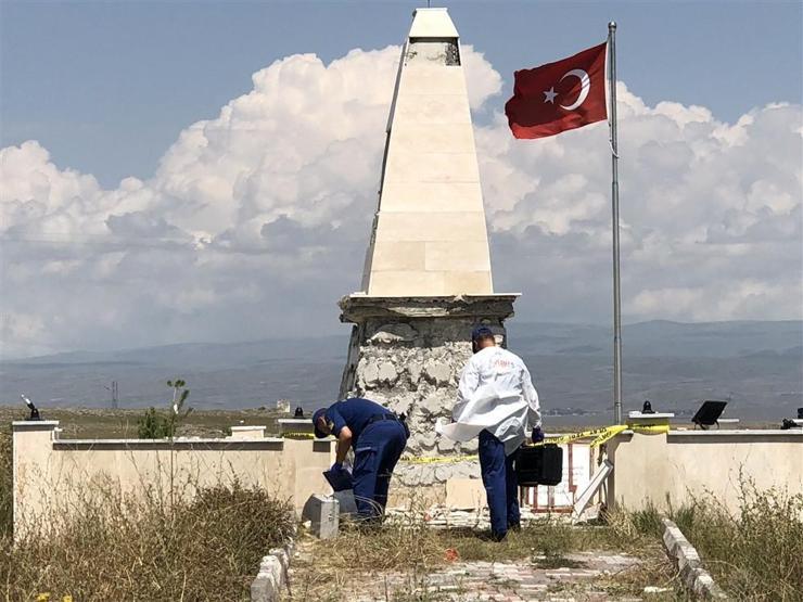 Karsta şehitler anıtına saldırı