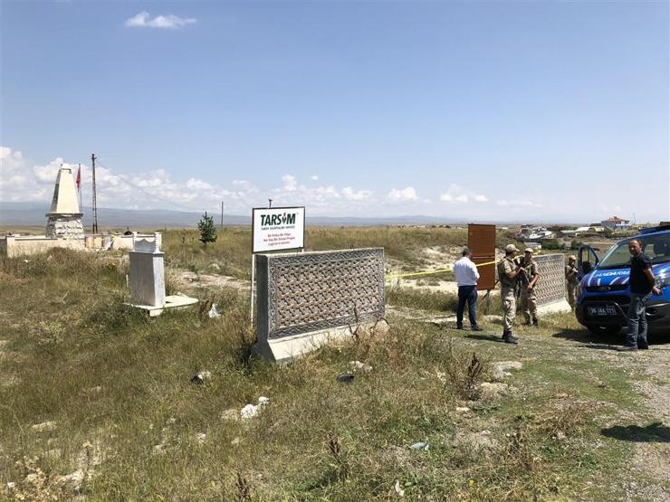 Karsta şehitler anıtına saldırı