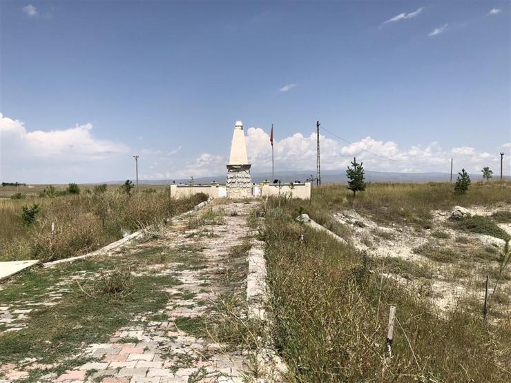 Karsta şehitler anıtına saldırı