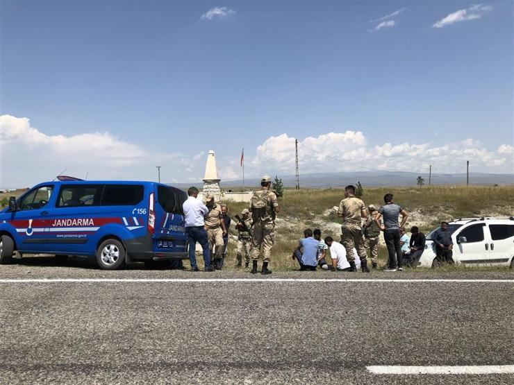Karsta şehitler anıtına saldırı