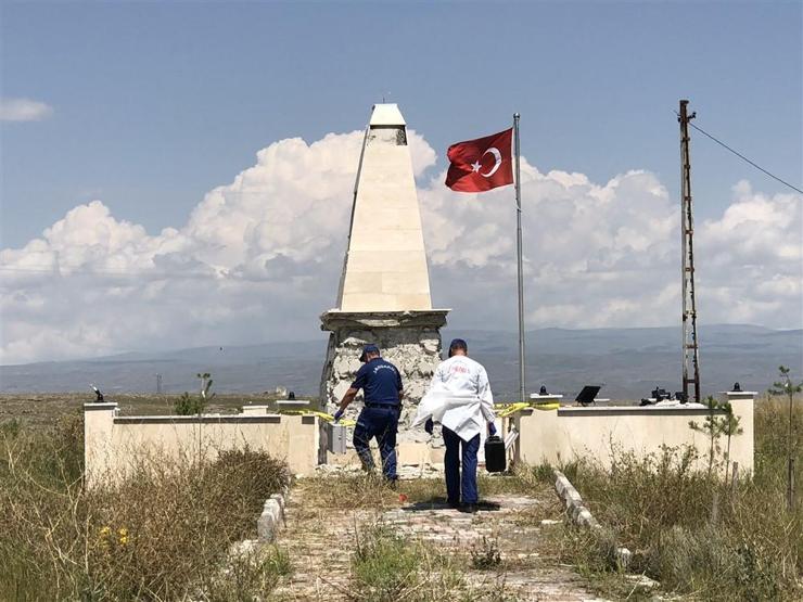 Karsta şehitler anıtına saldırı